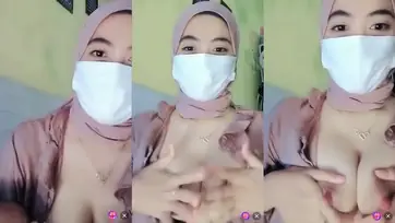 Bokep Live Ukhti Hijab Nyusuin Pamer Dada Hot