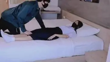 Gadis Siswi Cantik Pasrah Goyang Kasur Hotel