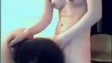Mahasiswi Seksi Cantik Pasrah Goyang Kasur Threesome